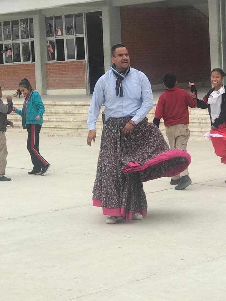 Un maestro nombrado 'Ciudadano del Año' en Coahuila ahora enseña folklore usando falda y se ha vuelto popular en las redes sociales