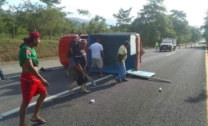 Vuelca camioneta que transportaba migrantes chinos en Chiapas; hay 14 heridos