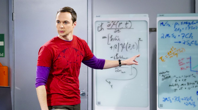 Jim Parsons, famoso por su papel como Sheldon Cooper en 'The Big Bang Theory', asegura que no tiene nada en común con su personaje