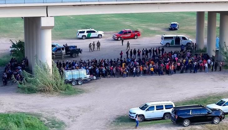 Bomberos de Eagle Pass atiende a 500 migrantes en un solo día
