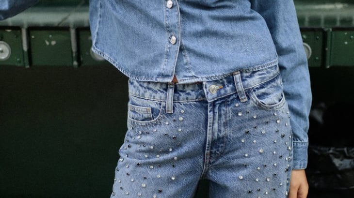 Descubre los jeans con detalles brillantes: la prenda imprescindible para estas fiestas navideñas