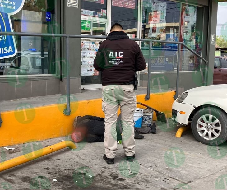 Hombre dormido en estacionamiento causa alarma errónea en Monclova