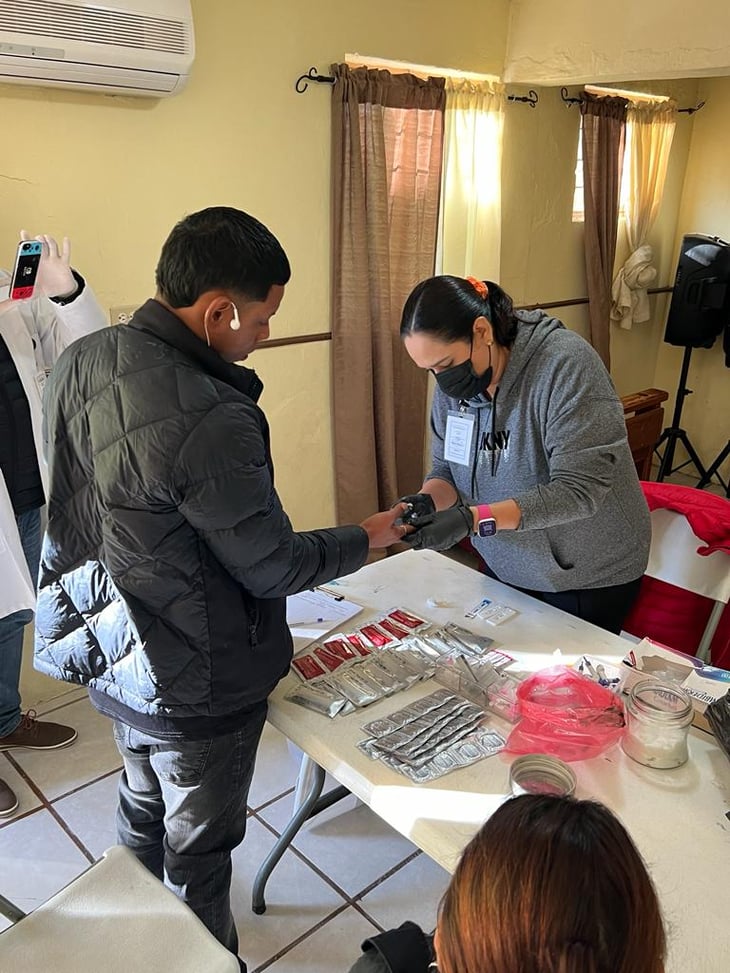 Los migrantes con VIH reciben apoyo mediante la entrega de medicamento