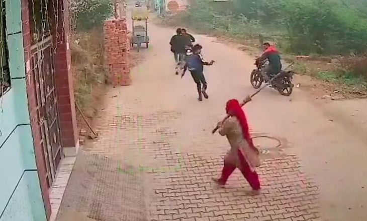 VIDEO: Mujer espanta a punta de escobazos a delincuentes durante una balacera