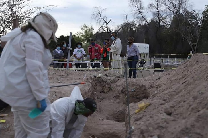 Coahuila y Fiscalía estatal unen esfuerzos para búsqueda de identidades mediante exhumación a gran escala de cadáveres en fosas comunes