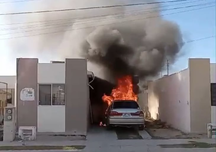 Vehículo se incendia al exterior de un inmueble 