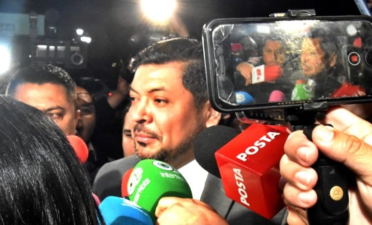Llega Orozco a Palacio de Gobierno de NL y le cierran las puertas; 'la Corte avaló mi nombramiento', dice