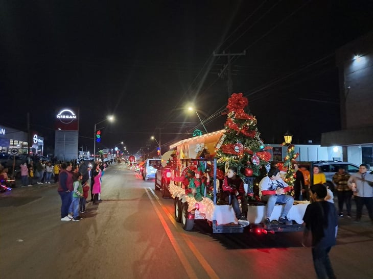 Familias disfrutan del desfile navideño en las calles de PN