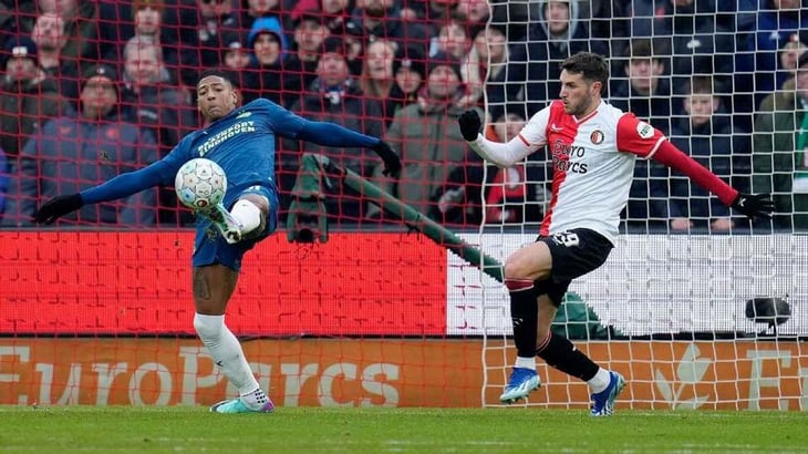 Santiago Giménez anota en clásico, pero Feyenoord se aleja del liderato