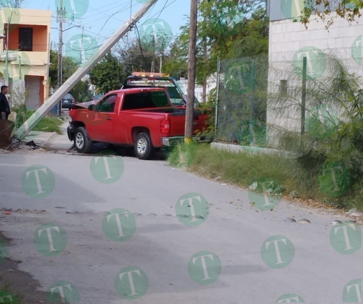 Choque contra poste deja sin luz a Estancias de San Juan Bautista 