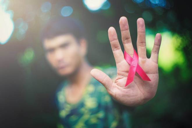 ¿Qué es la serofobia, la discriminación que sigue vulnerando a las personas con VIH/Sida?