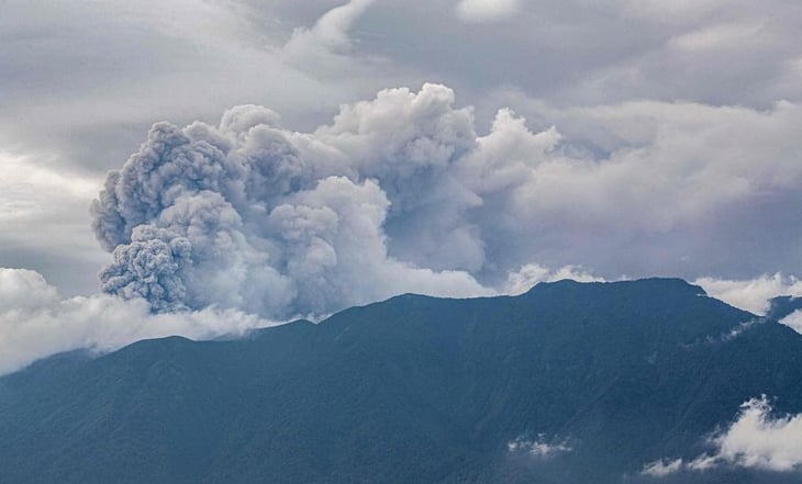 Hallan muertos al menos a 11 senderistas tras erupción de volcán en Indonesia