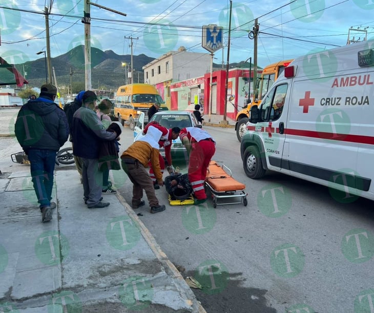 Joven motociclista resulta herido tras colisión con taxi en Monclova