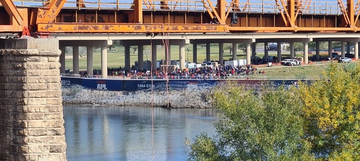 Miles de migrantes cruzan por el Río Bravo ante presencia de las autoridades