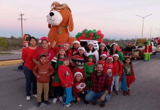 Niños de Villa Unión se deleitan con el desfile navideño 