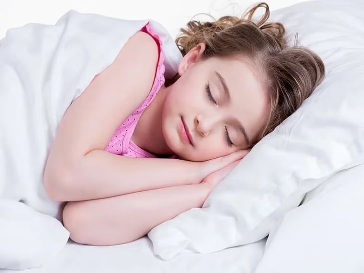 Qué es la enuresis nocturna refractaria y cómo puede afectar la salud de los niños