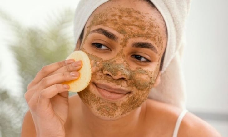 Descubre cómo exfoliar tu rostro con acné correctamente
