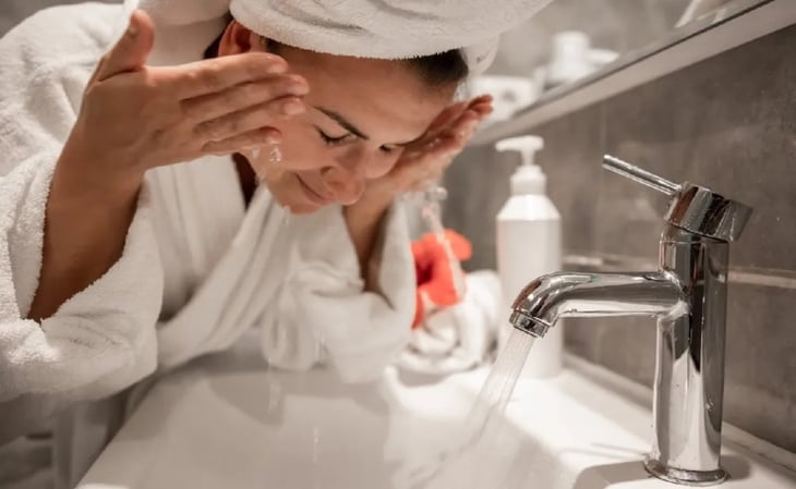 Cada cuánto es recomendable lavarse la cara y qué pasos se deben seguir para hacerlo correctamente