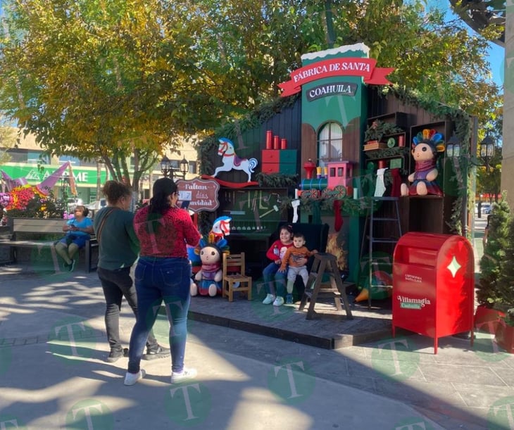 Monclovenses 'encantados' con set navideños de plaza principal 