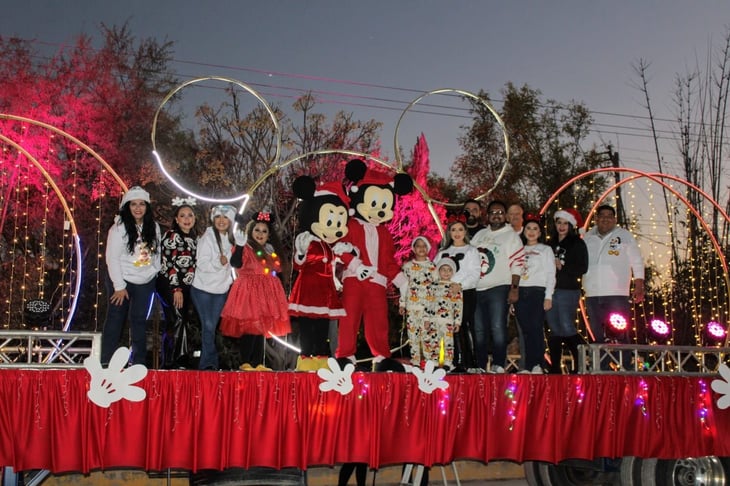 Magno desfile navideño recorre las calles de Allende