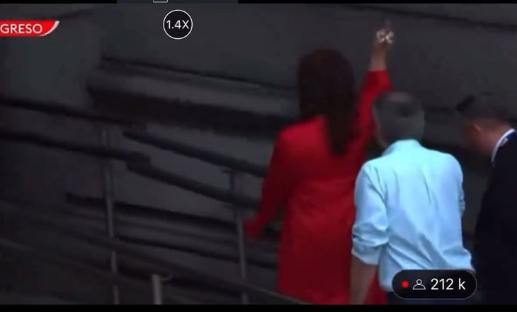 Cristina Kirchner llega a la toma de posesión de Milei; hace 'Britneyseñal' a seguidores