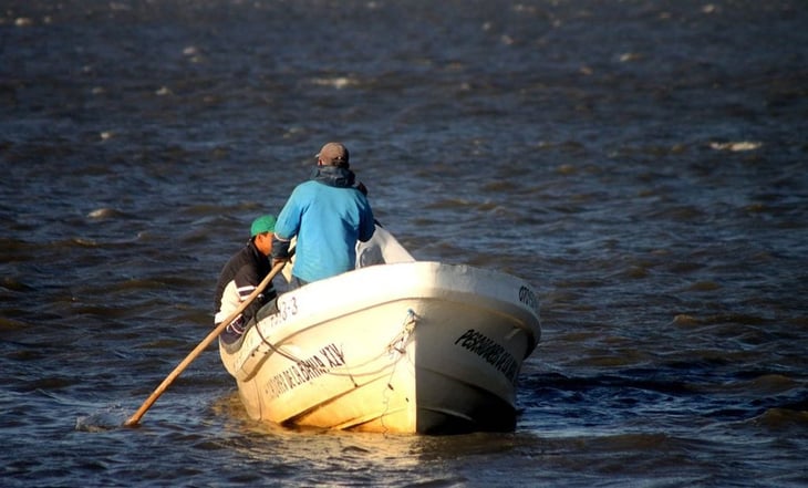 Desaparece pescador tras volcarse lancha por fuerte oleaje en Sinaloa