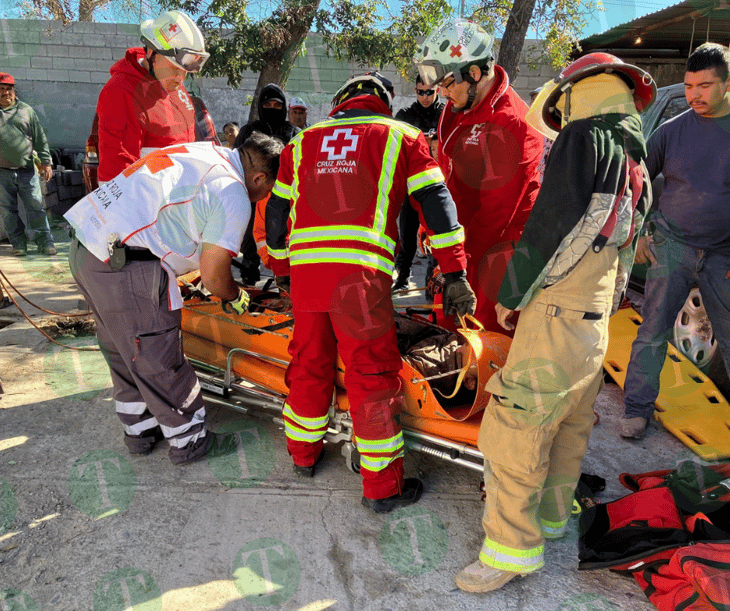 Paramédicos de Cruz Roja rescatan a hombre que cayó en noria de 15 metros en Castaños