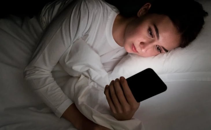 Profeco te da consejos para evitar el insomnio por la noche por el uso de celulares
