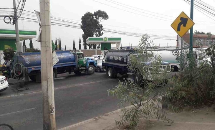 Reportan balacera tras conflicto entre operadores de pipas de agua en Chalco; compañeros bloquean vialidades