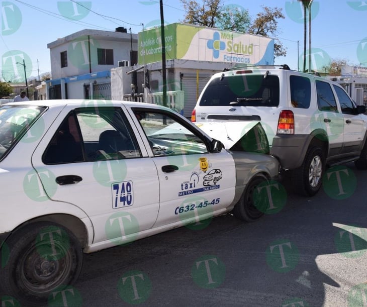 Taxista de Radio Taxi Amigo protagoniza choque por alcance en Monclova