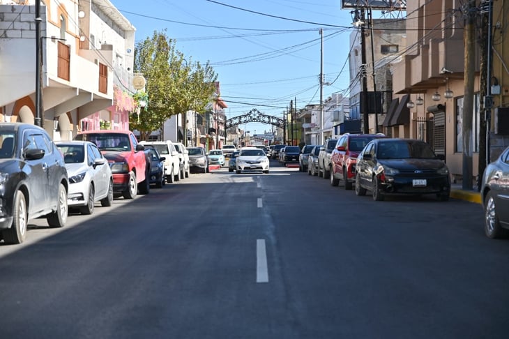 Recarpetean la histórica calle Hidalgo de Acuña