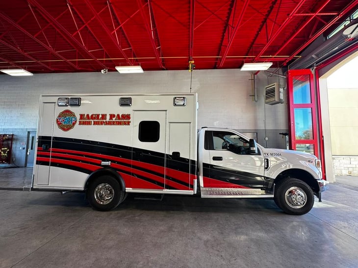 Bomberos de Eagle Pass adquieren una nueva ambulancia 