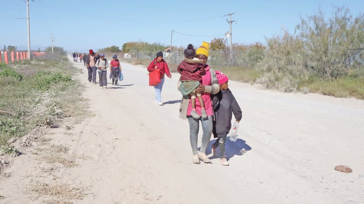 Más de mil migrantes son bajados del tren; los dejan continuar