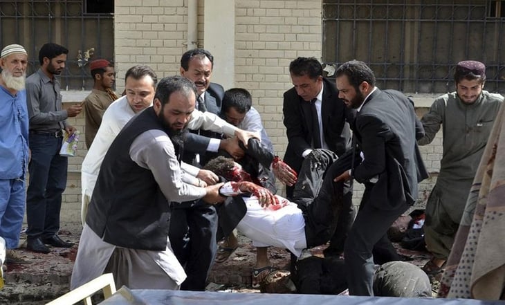 Reportan al menos 23 muertos por atentado suicida en un edificio militar en Pakistán
