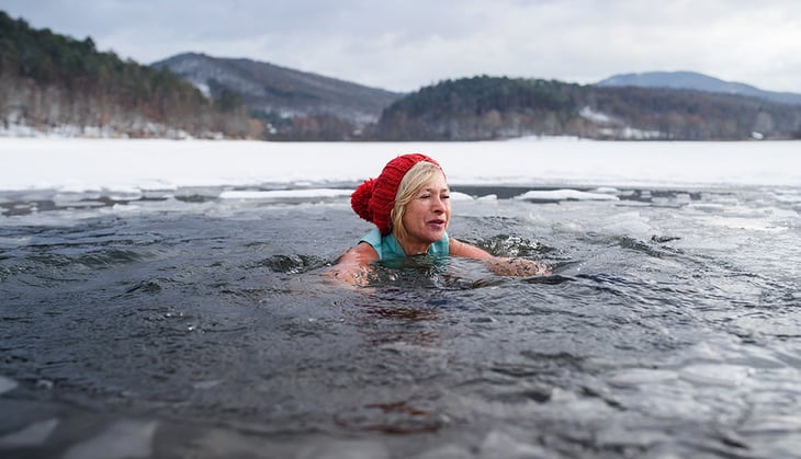 ¿Nadar en agua fría es bueno para la salud?
