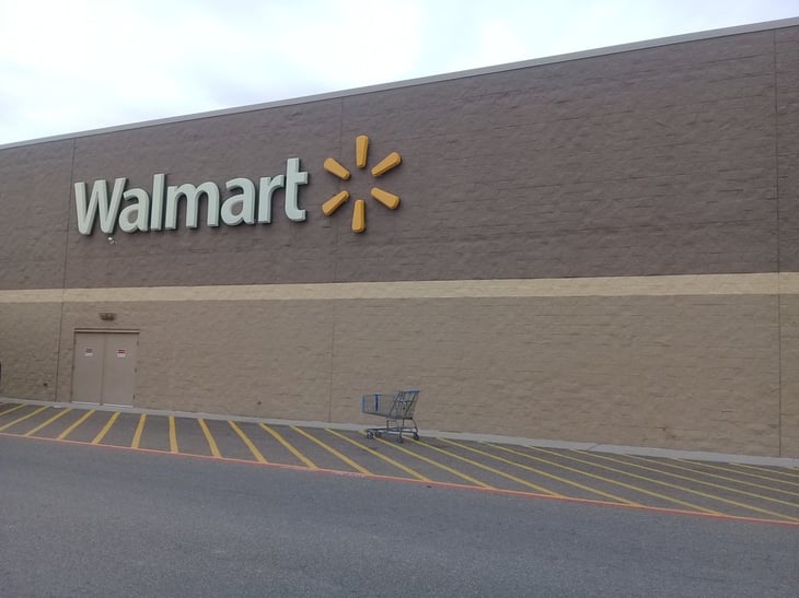 Mujer intentó cambiar etiquetas en Walmart
