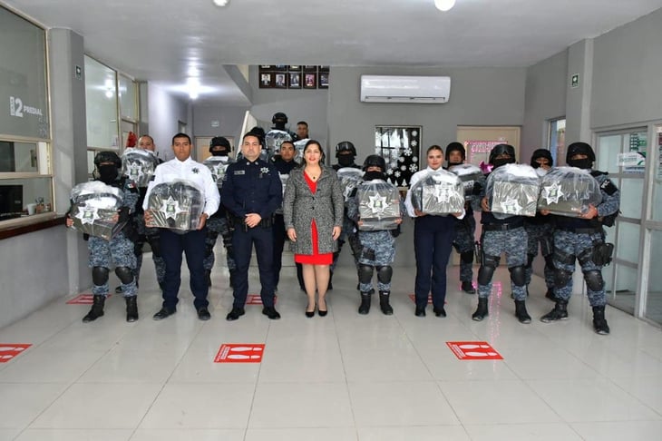 Entrega de uniformes, zapatos y equipamiento a elementos del Mando Coordinado Policial de Nava