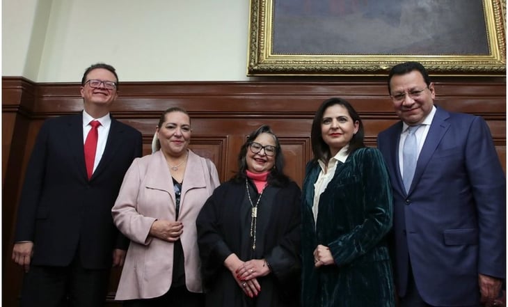 Opositores al presidente del TEPJF se toman foto solos con la ministra Norma Piña