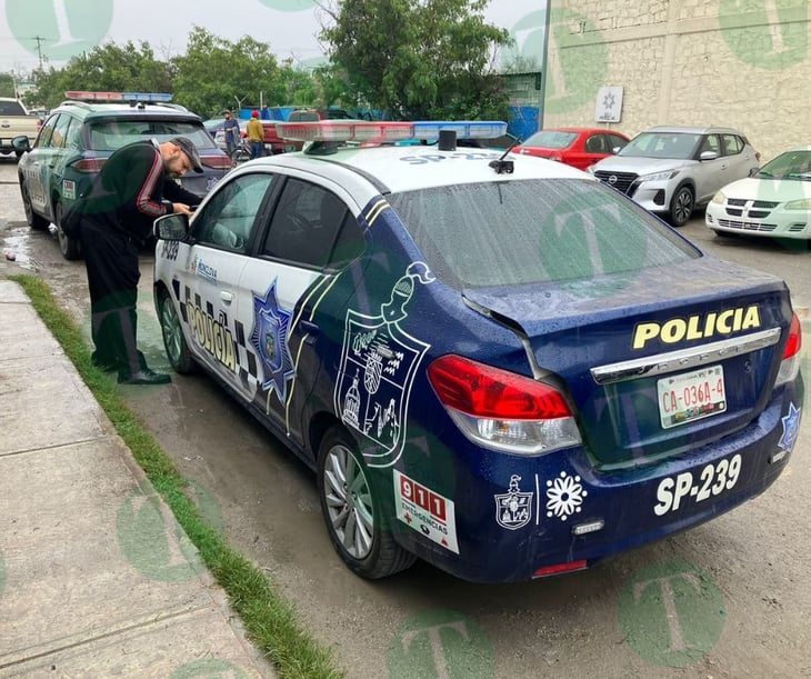 Despistado conductor colisiona contra patrulla estacionada en Monclova