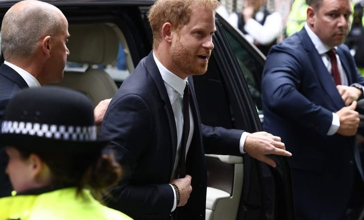 Tabloide británico debe indemnizar al príncipe Harry por hackear su teléfono