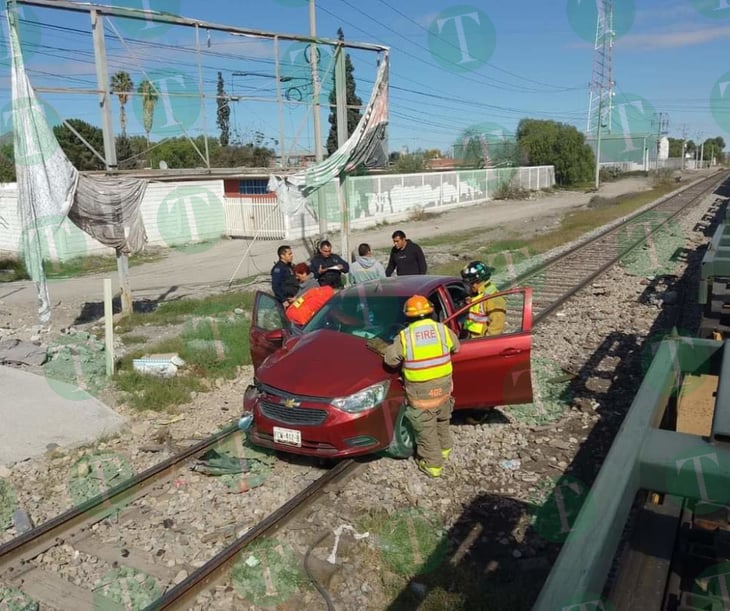 Tren embiste vehículo en Ramos Arizpe