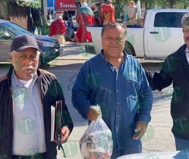 Ex obreros jubilados entregan despensas a los desempleados de Altos Hornos de México