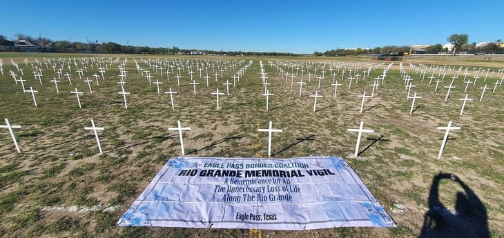 Border Vigil coloca 700 cruces en honor a la memoria de los migrantes