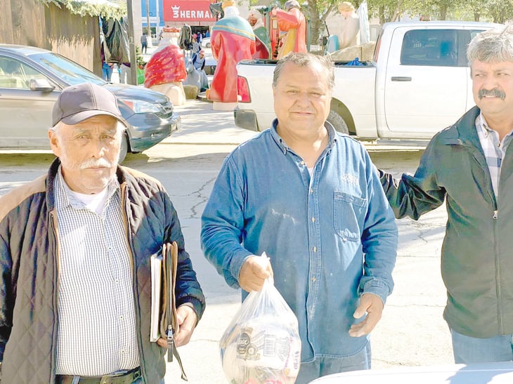 Exobreros jubilados entregan despensas a los desempleados de Altos Hornos de México