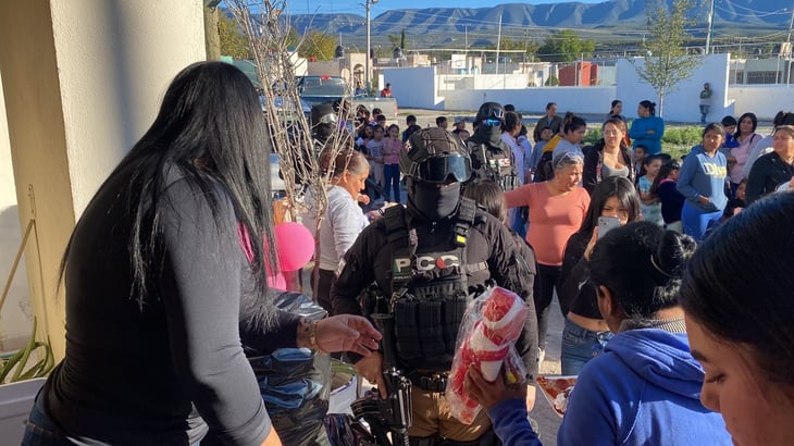Policía Civil Coahuila lleva navidad y alegría a los niños de Monclova 