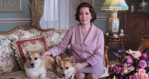 El elenco de 'The Crown' disfrutó de un momento adorable junto a los corgis, unos de los elementos más icónicos de la Familia Real Británica