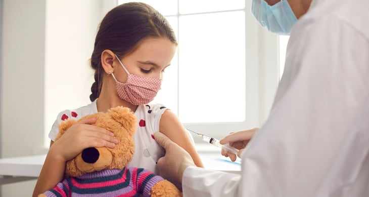 Vacunas contra la COVID-19 reducen riesgo de enfermedades graves en niños