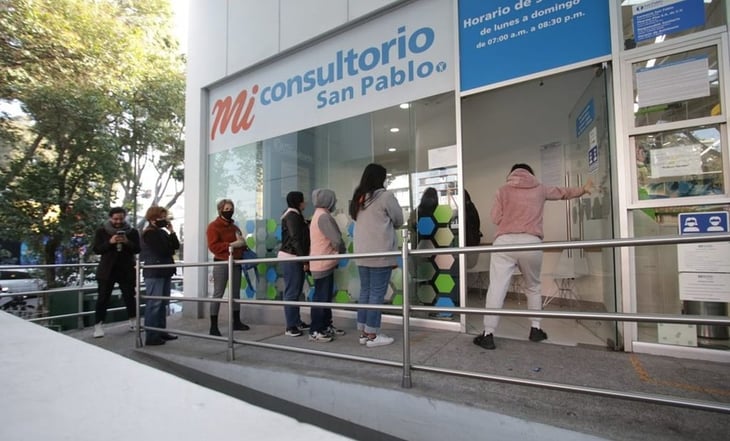 VIDEO: Crecen filas en farmacias San Pablo para aplicación de vacunas contra Covid; se agotan los insumos