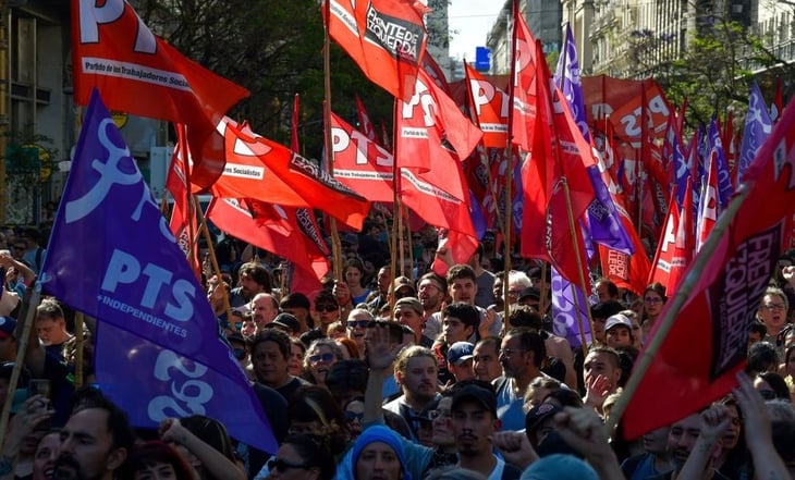 Miles de personas se manifiestan contra el plan económico de Milei en Argentina