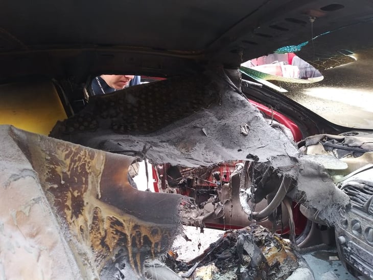 Vehículo se incendia tras un aparente hecho intencional en PN